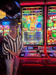 re777 slot APP တွင် Slots နှင့် Live Casino ဂိမ်းများ Smartphone Screen ပေါ် ပြသနေမှု