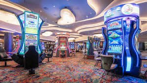re777 slot မိုဘိုင်းအက်ပ် Smartphone တွင် Slots ကစားနေသော မြန်မာ ကစားသမား